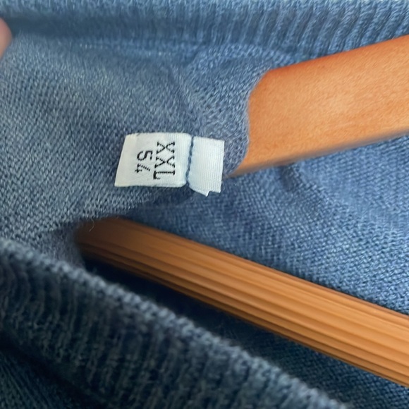 Valentino Jeans - V Neck lightweight Wool. - Picture 5 of 5